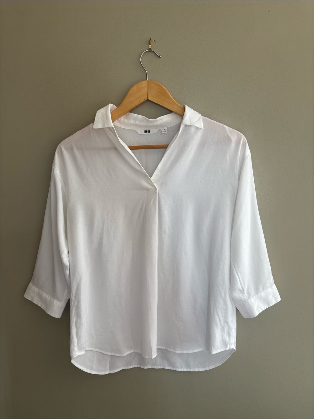 Uniqlo Rayon Skipper Collar Blouse | 3/4 Sleeve size medium